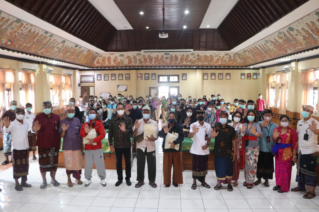 Wabup. Suiasa Serahkan PMT Bagi Penderita TBC